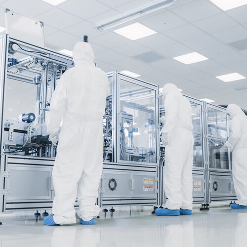 Cleanroom environment with researchers using MANUGY’s modular production equipment to bridge lab-scale innovation and industrial battery manufacturing.